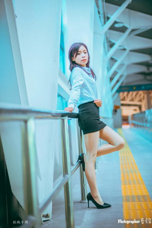    台湾正妹赖筱菁乌日高铁写真，白色衬衫黑短裙职场风OL街拍，尽显知性优雅美腿诱惑第28张图片