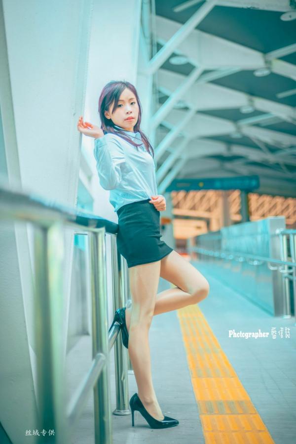    台湾正妹赖筱菁乌日高铁写真，白色衬衫黑短裙职场风OL街拍，尽显知性优雅美腿诱惑第29张图片