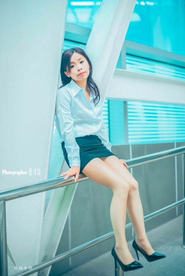    台湾正妹赖筱菁乌日高铁写真，白色衬衫黑短裙职场风OL街拍，尽显知性优雅美腿诱惑第30张图片