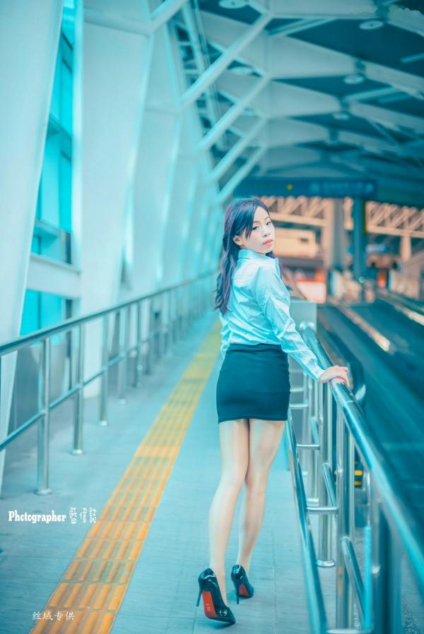    台湾正妹赖筱菁乌日高铁写真，白色衬衫黑短裙职场风OL街拍，尽显知性优雅美腿诱惑第32张图片