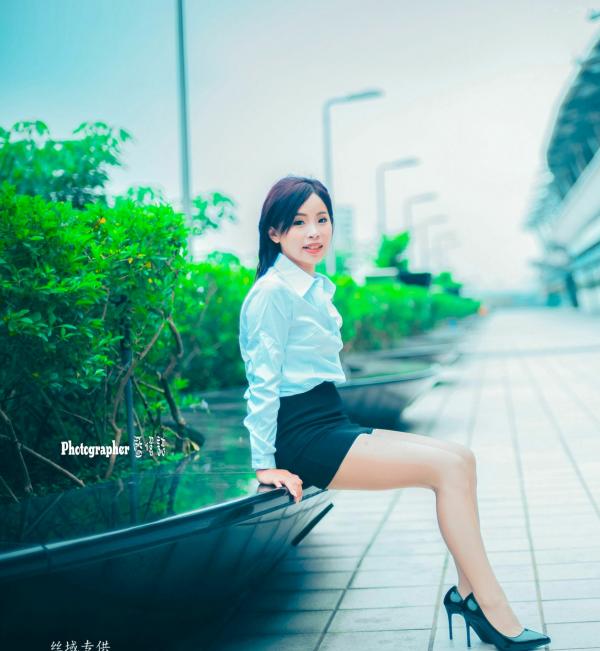    台湾正妹赖筱菁乌日高铁写真，白色衬衫黑短裙职场风OL街拍，尽显知性优雅美腿诱惑第34张图片
