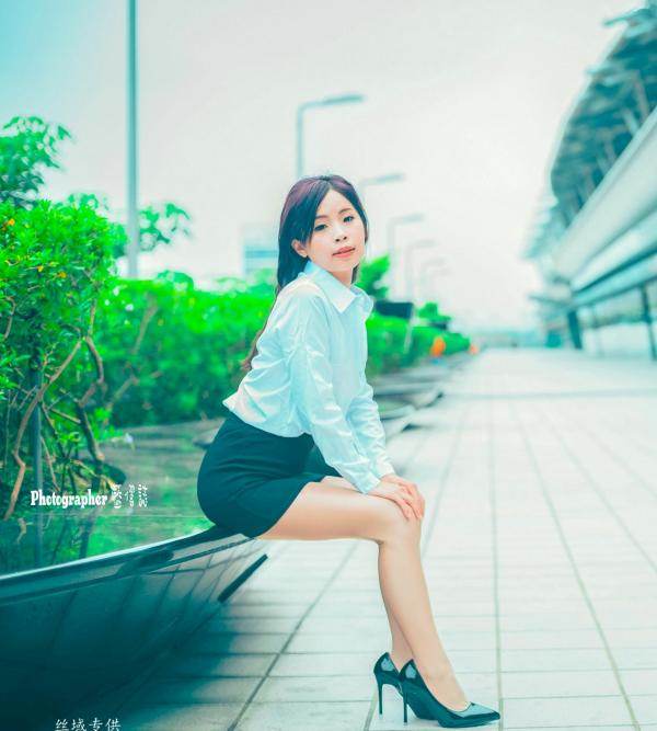    台湾正妹赖筱菁乌日高铁写真，白色衬衫黑短裙职场风OL街拍，尽显知性优雅美腿诱惑第35张图片