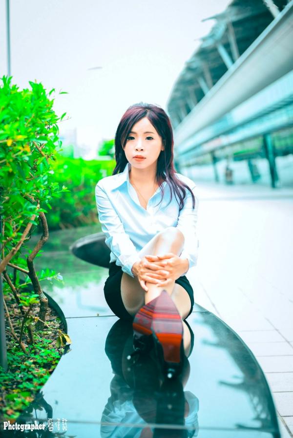    台湾正妹赖筱菁乌日高铁写真，白色衬衫黑短裙职场风OL街拍，尽显知性优雅美腿诱惑第36张图片