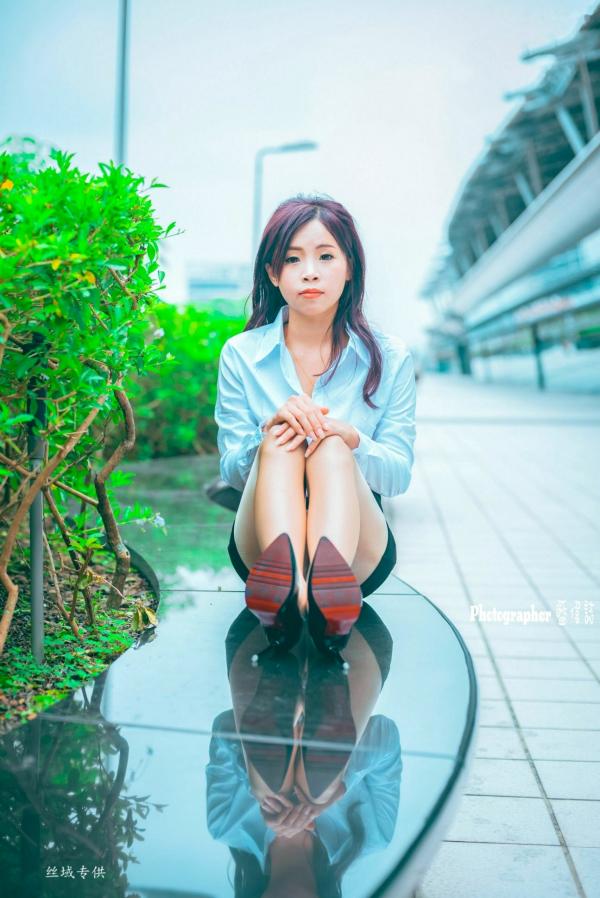    台湾正妹赖筱菁乌日高铁写真，白色衬衫黑短裙职场风OL街拍，尽显知性优雅美腿诱惑第37张图片
