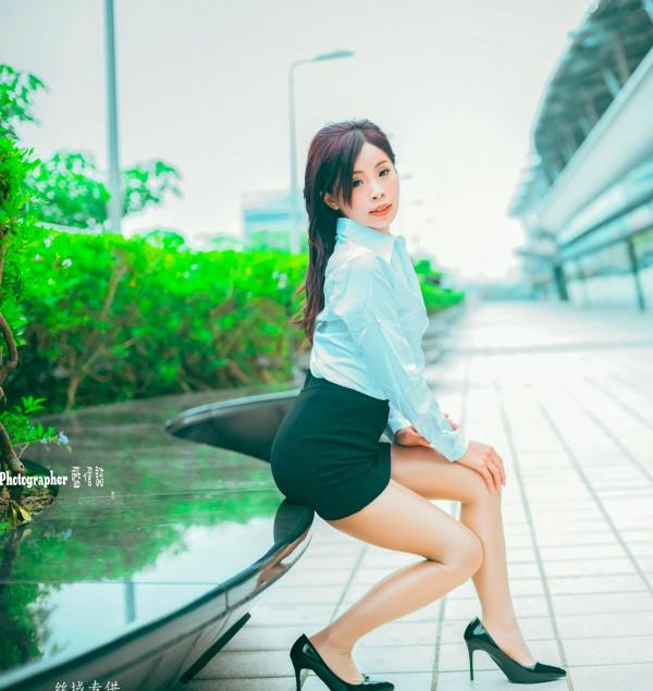    台湾正妹赖筱菁乌日高铁写真，白色衬衫黑短裙职场风OL街拍，尽显知性优雅美腿诱惑第39张图片