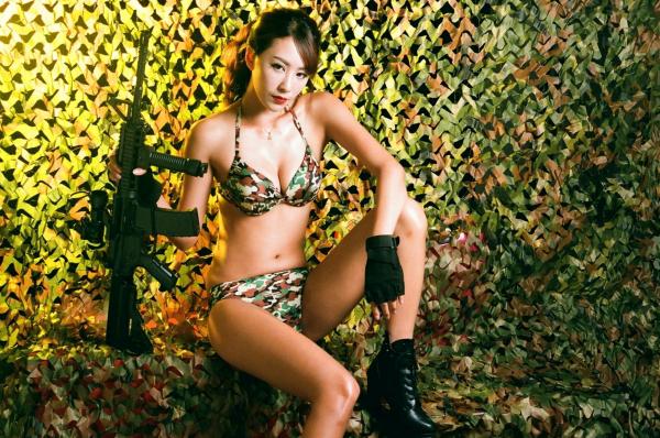   台湾正妹Miso夏晴性感私房黑丝内衣与野性迷彩女兵角色扮演写真第39张图片