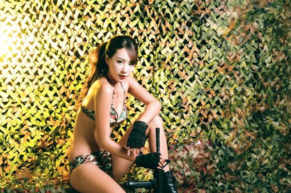    台湾正妹Miso夏晴性感私房黑丝内衣与野性迷彩女兵角色扮演写真第52张图片