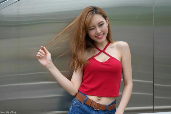    台湾正妹郭珉妏Queenie户外街拍写真，清新纯白露背裙与甜美笑容，灵动气质演绎唯美潮流街拍人像第1张图片