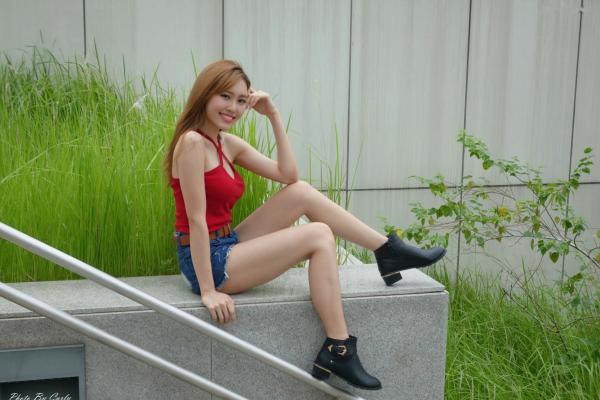    台湾正妹郭珉妏Queenie户外街拍写真，清新纯白露背裙与甜美笑容，灵动气质演绎唯美潮流街拍人像第17张图片