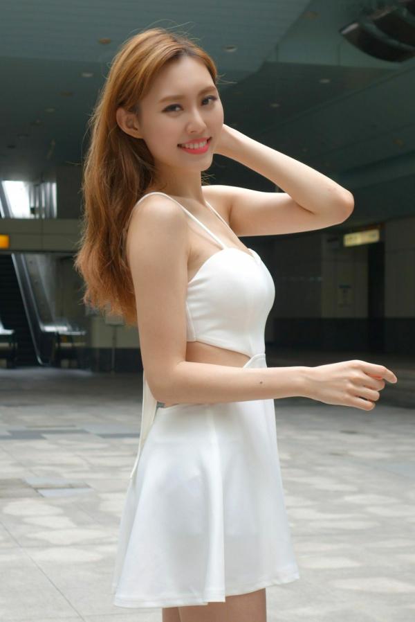    台湾正妹郭珉妏Queenie户外街拍写真，清新纯白露背裙与甜美笑容，灵动气质演绎唯美潮流街拍人像第22张图片