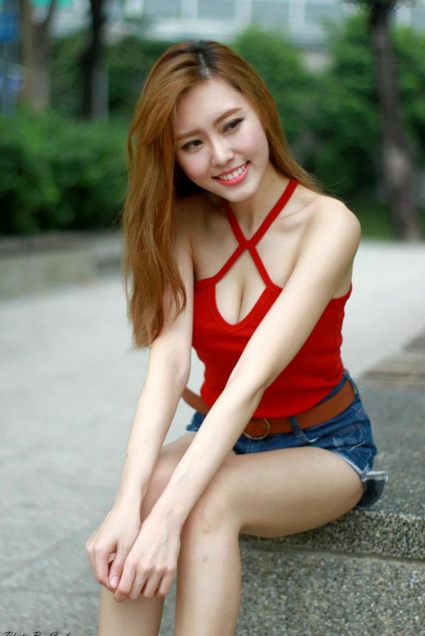    台湾正妹郭珉妏Queenie户外街拍写真，清新纯白露背裙与甜美笑容，灵动气质演绎唯美潮流街拍人像第56张图片