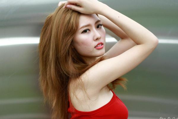    台湾正妹郭珉妏Queenie户外街拍写真，清新纯白露背裙与甜美笑容，灵动气质演绎唯美潮流街拍人像第80张图片