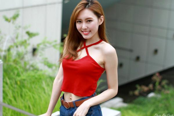    台湾正妹郭珉妏Queenie户外街拍写真，清新纯白露背裙与甜美笑容，灵动气质演绎唯美潮流街拍人像第83张图片