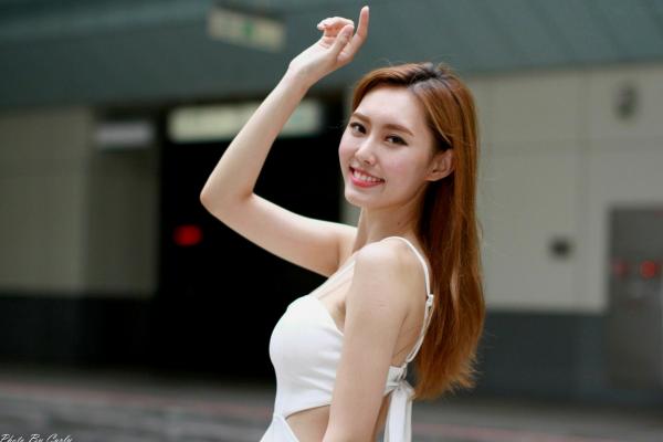    台湾正妹郭珉妏Queenie户外街拍写真，清新纯白露背裙与甜美笑容，灵动气质演绎唯美潮流街拍人像第93张图片
