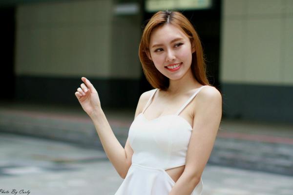    台湾正妹郭珉妏Queenie户外街拍写真，清新纯白露背裙与甜美笑容，灵动气质演绎唯美潮流街拍人像第94张图片