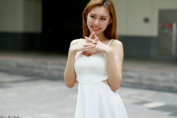    台湾正妹郭珉妏Queenie户外街拍写真，清新纯白露背裙与甜美笑容，灵动气质演绎唯美潮流街拍人像第95张图片
