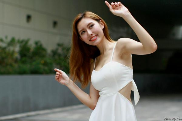    台湾正妹郭珉妏Queenie户外街拍写真，清新纯白露背裙与甜美笑容，灵动气质演绎唯美潮流街拍人像第100张图片