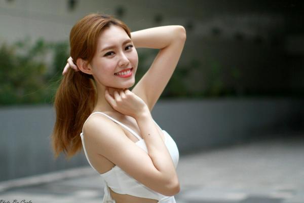   台湾正妹郭珉妏Queenie户外街拍写真，清新纯白露背裙与甜美笑容，灵动气质演绎唯美潮流街拍人像第103张图片