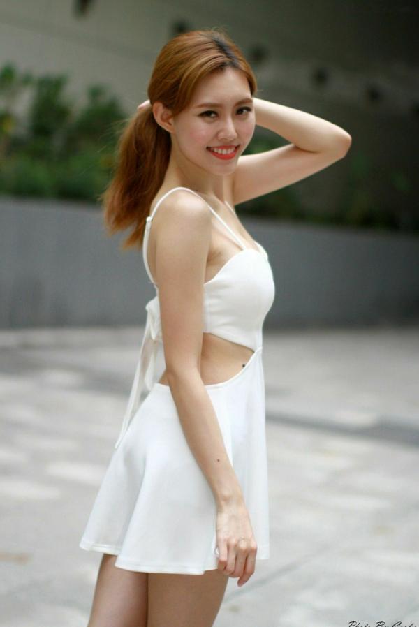    台湾正妹郭珉妏Queenie户外街拍写真，清新纯白露背裙与甜美笑容，灵动气质演绎唯美潮流街拍人像第104张图片
