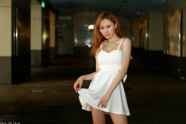    台湾正妹郭珉妏Queenie户外街拍写真，清新纯白露背裙与甜美笑容，灵动气质演绎唯美潮流街拍人像第108张图片