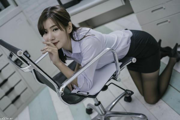    台湾正妹苏托托写真集：飒爽琴棚女侠与干练黑丝OL双风格，古风武侠与职场制服诱惑第22张图片