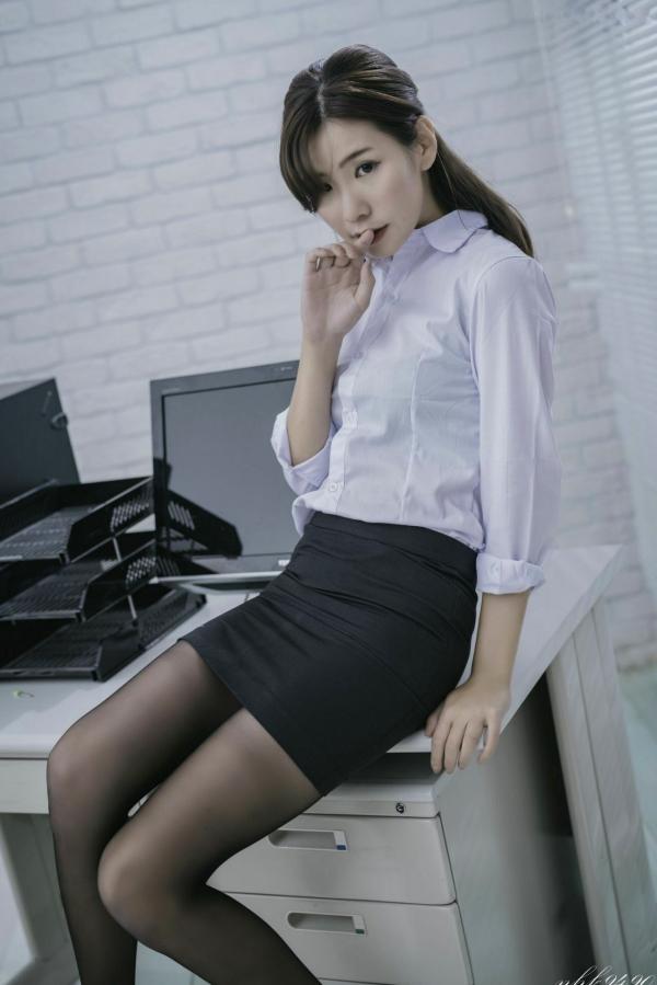    台湾正妹苏托托写真集：飒爽琴棚女侠与干练黑丝OL双风格，古风武侠与职场制服诱惑第27张图片