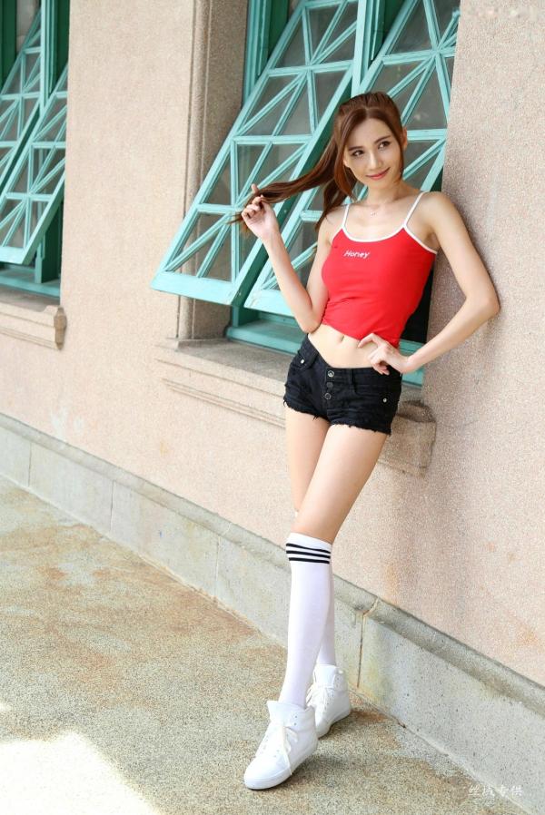    台湾正妹蔡譯心Candice街拍运动女郎写真，元气少女红色背心秀出修长美腿，充满清新活力的时尚街拍第16张图片