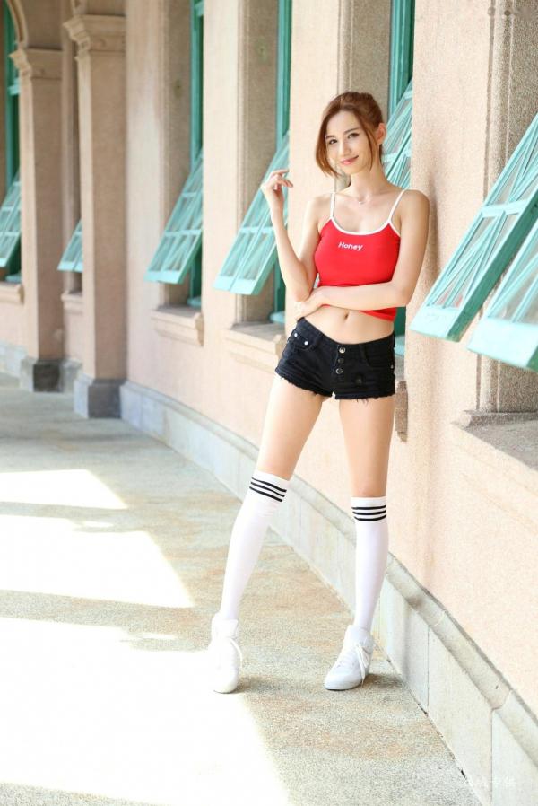    台湾正妹蔡譯心Candice街拍运动女郎写真，元气少女红色背心秀出修长美腿，充满清新活力的时尚街拍第89张图片