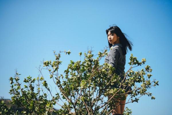    台湾正妹Rhonda林口户外写真，灰色百褶裙长靴冷艳气质，工业风废墟外拍视觉盛宴第6张图片