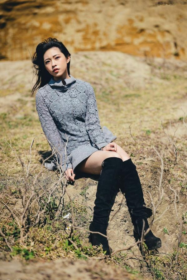    台湾正妹Rhonda林口户外写真，灰色百褶裙长靴冷艳气质，工业风废墟外拍视觉盛宴第9张图片
