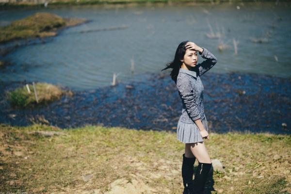    台湾正妹Rhonda林口户外写真，灰色百褶裙长靴冷艳气质，工业风废墟外拍视觉盛宴第30张图片