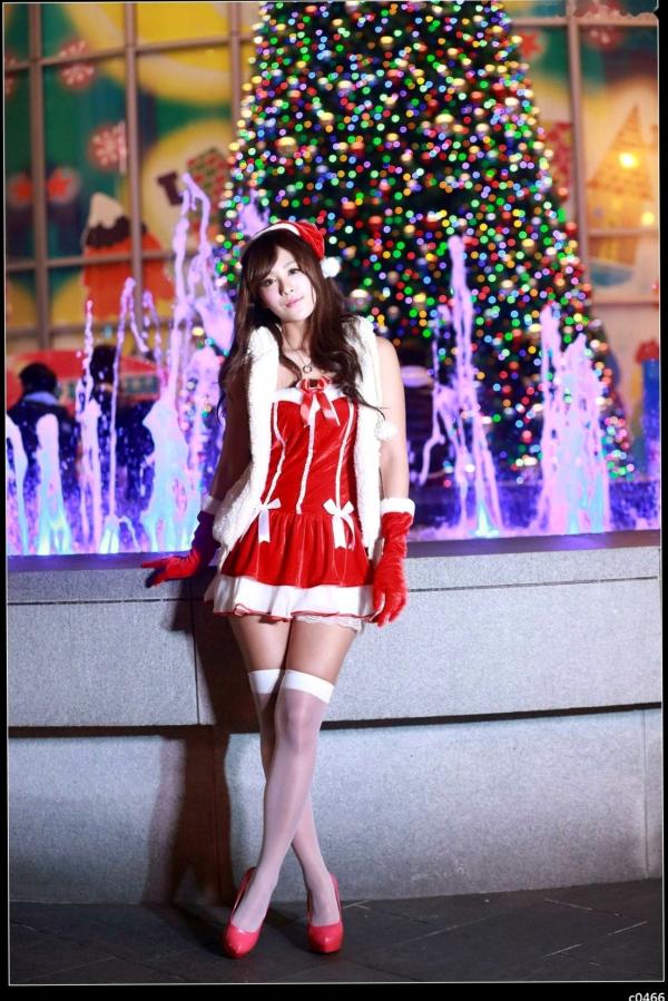    台湾正妹Miso夏晴圣诞节主题写真，红白圣诞制服搭配白丝，户外彩灯下展现动人美腿与治愈系甜美气质第15张图片