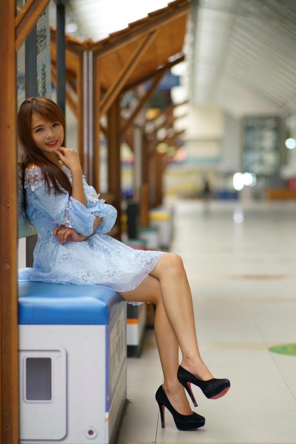    台湾正妹苏郁媛乌日高铁站清新街拍，浅蓝碎花连衣裙甜美修身写真第2张图片