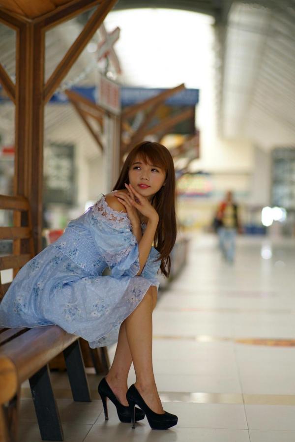    台湾正妹苏郁媛乌日高铁站清新街拍，浅蓝碎花连衣裙甜美修身写真第3张图片