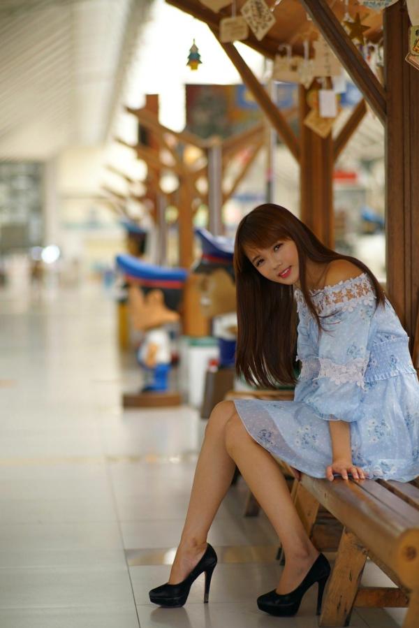    台湾正妹苏郁媛乌日高铁站清新街拍，浅蓝碎花连衣裙甜美修身写真第7张图片