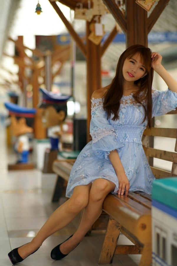    台湾正妹苏郁媛乌日高铁站清新街拍，浅蓝碎花连衣裙甜美修身写真第12张图片