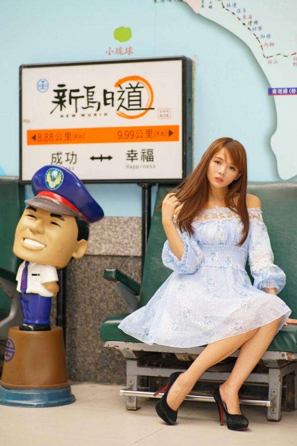    台湾正妹苏郁媛乌日高铁站清新街拍，浅蓝碎花连衣裙甜美修身写真第14张图片