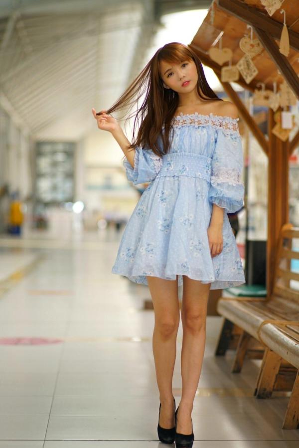    台湾正妹苏郁媛乌日高铁站清新街拍，浅蓝碎花连衣裙甜美修身写真第19张图片