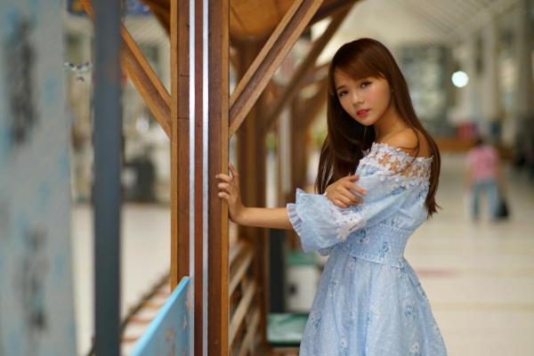    台湾正妹苏郁媛乌日高铁站清新街拍，浅蓝碎花连衣裙甜美修身写真第28张图片