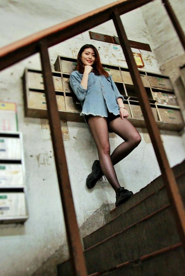    台湾正妹 Brindy薛薛街拍写真，机车酷感造型，纤细美腿配黑丝诱惑，尽显青春活力气息第10张图片