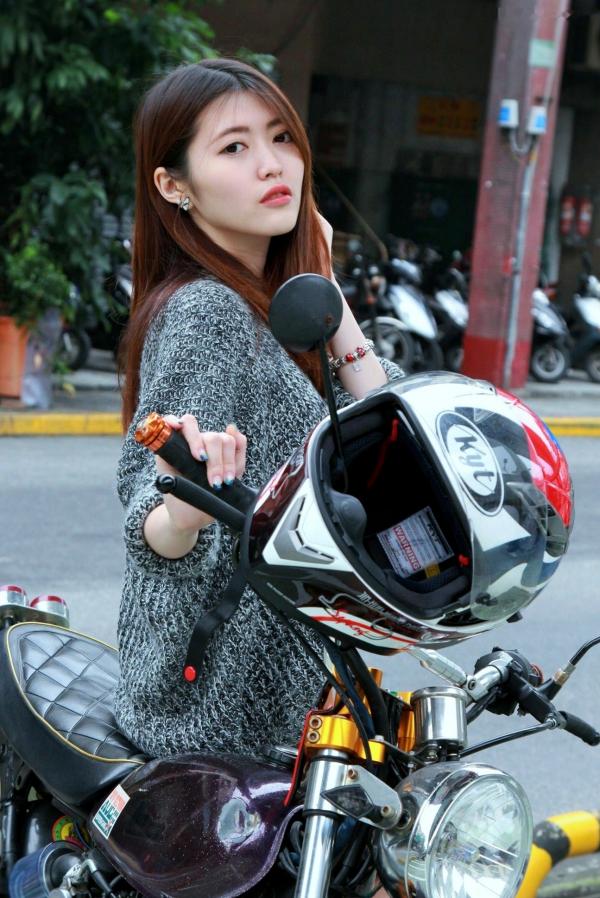    台湾正妹 Brindy薛薛街拍写真，机车酷感造型，纤细美腿配黑丝诱惑，尽显青春活力气息第20张图片
