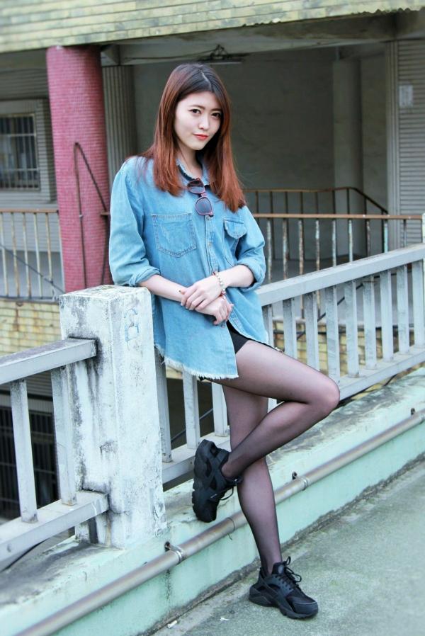    台湾正妹 Brindy薛薛街拍写真，机车酷感造型，纤细美腿配黑丝诱惑，尽显青春活力气息第27张图片
