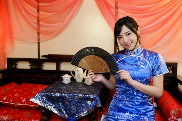    台湾正妹Zora陈思颖古典旗袍写真，新春主题棚拍优雅茶艺与古风书韵，尽显温婉动人魅力第5张图片