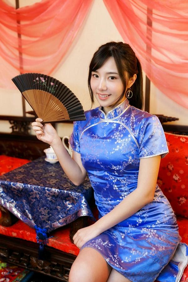    台湾正妹Zora陈思颖古典旗袍写真，新春主题棚拍优雅茶艺与古风书韵，尽显温婉动人魅力第10张图片