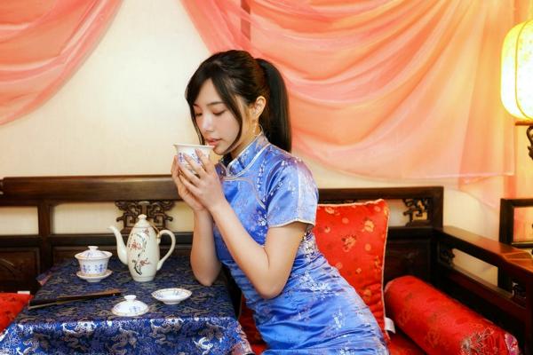    台湾正妹Zora陈思颖古典旗袍写真，新春主题棚拍优雅茶艺与古风书韵，尽显温婉动人魅力第12张图片