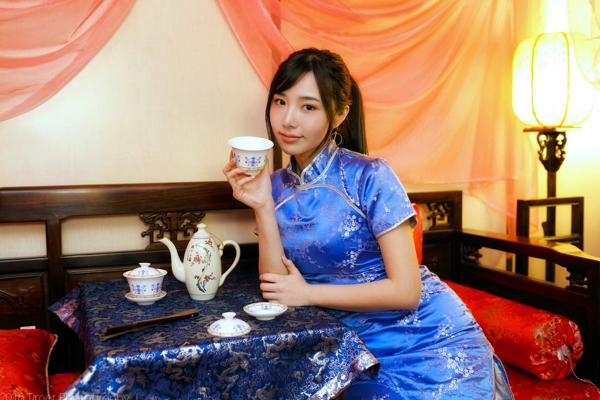    台湾正妹Zora陈思颖古典旗袍写真，新春主题棚拍优雅茶艺与古风书韵，尽显温婉动人魅力第13张图片
