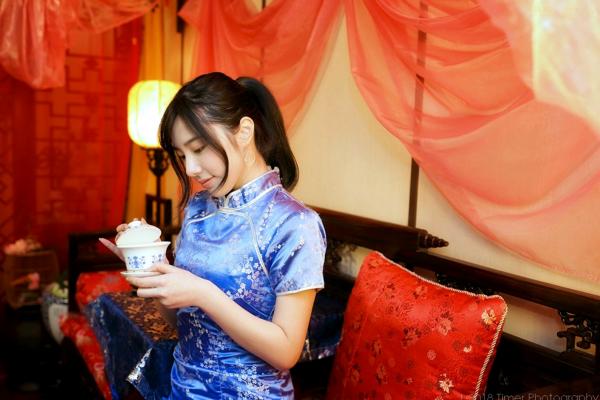    台湾正妹Zora陈思颖古典旗袍写真，新春主题棚拍优雅茶艺与古风书韵，尽显温婉动人魅力第17张图片