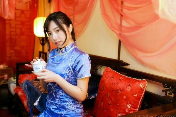    台湾正妹Zora陈思颖古典旗袍写真，新春主题棚拍优雅茶艺与古风书韵，尽显温婉动人魅力第18张图片