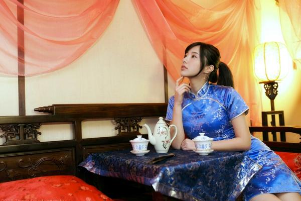    台湾正妹Zora陈思颖古典旗袍写真，新春主题棚拍优雅茶艺与古风书韵，尽显温婉动人魅力第25张图片