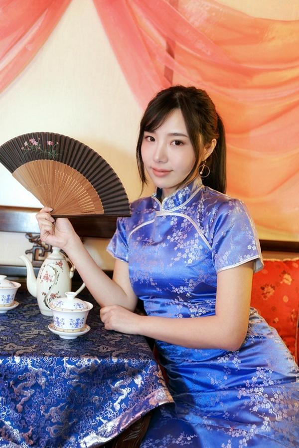    台湾正妹Zora陈思颖古典旗袍写真，新春主题棚拍优雅茶艺与古风书韵，尽显温婉动人魅力第28张图片